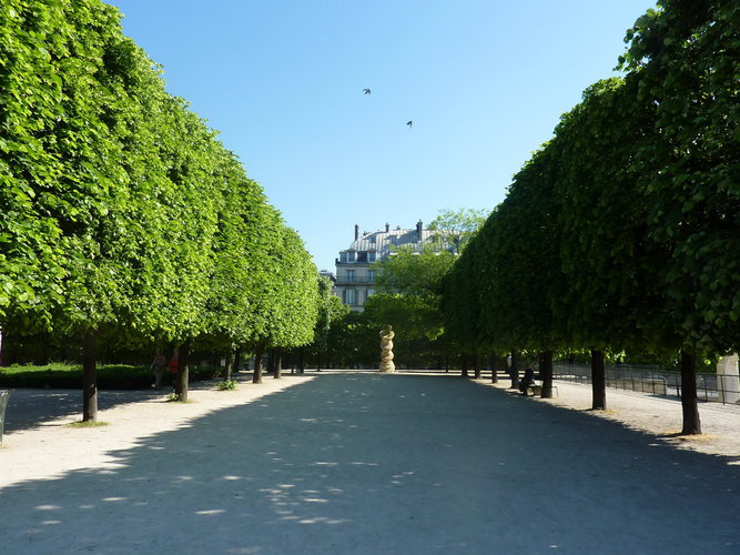 Tuileries sculpture 01 resize 667 xxx q85